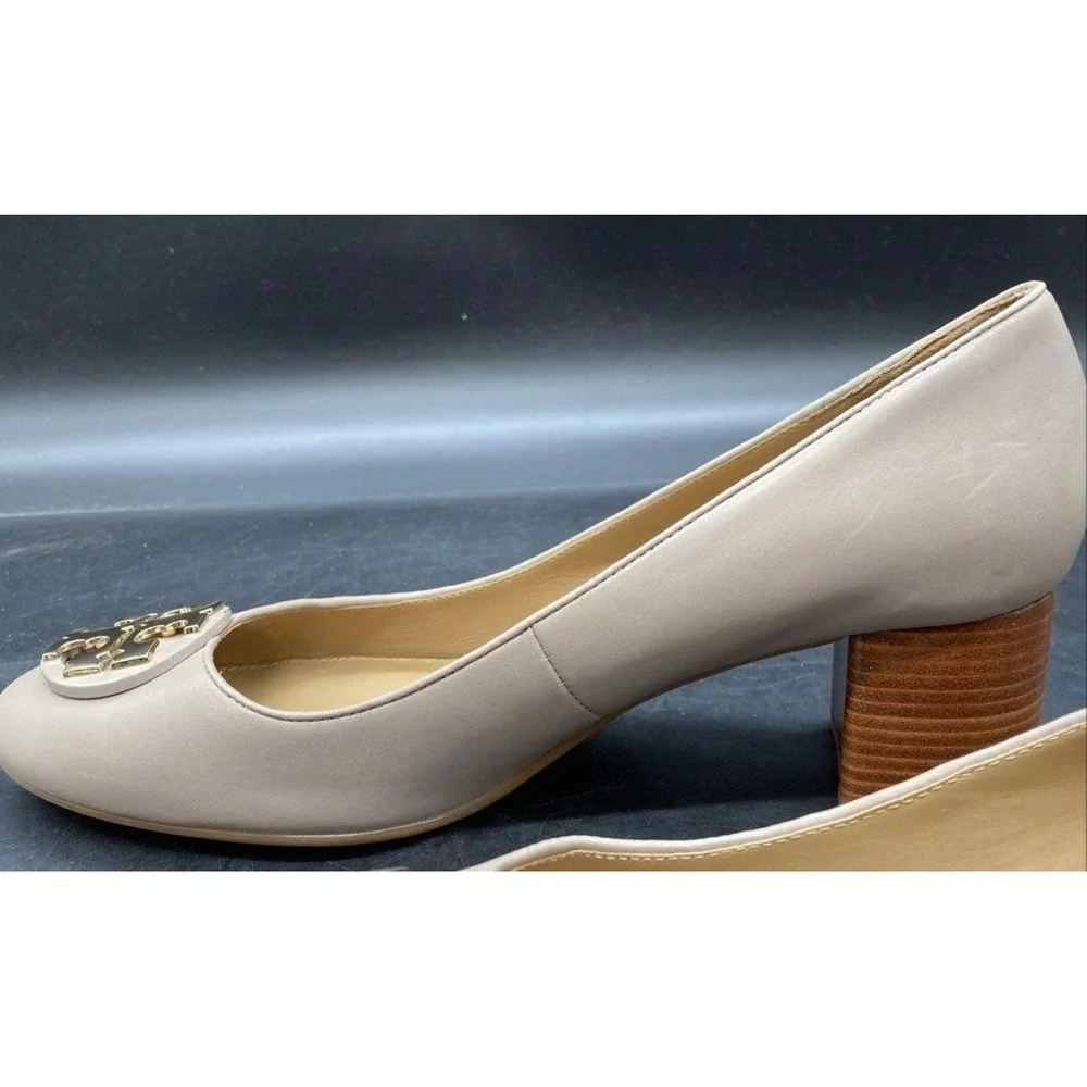 Tory Burch Chelsea Block Heel Pumps sz 8.5 Beige Excellent Gold Logo Medallion